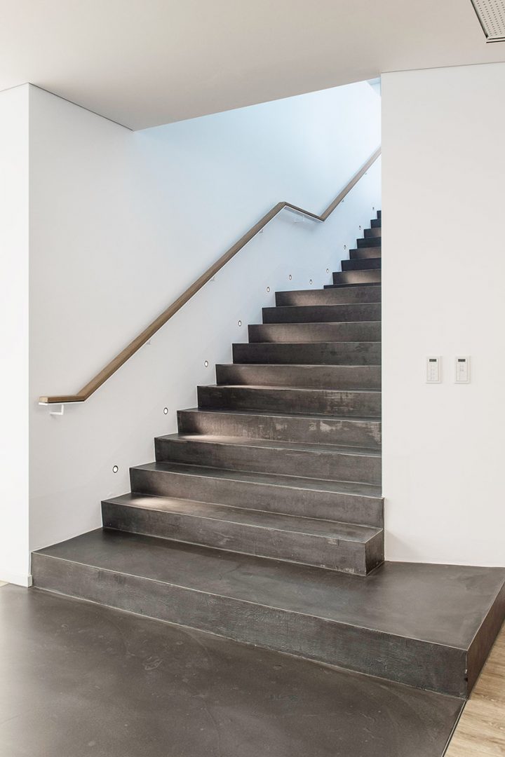 Breite Treppe bei DESIGNSCAPE in individueller Spachteltechnik