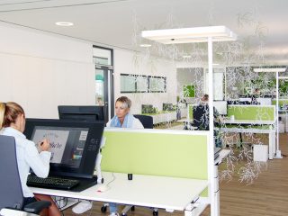 Moderne Büroeinrichtung im Büro von Designscape