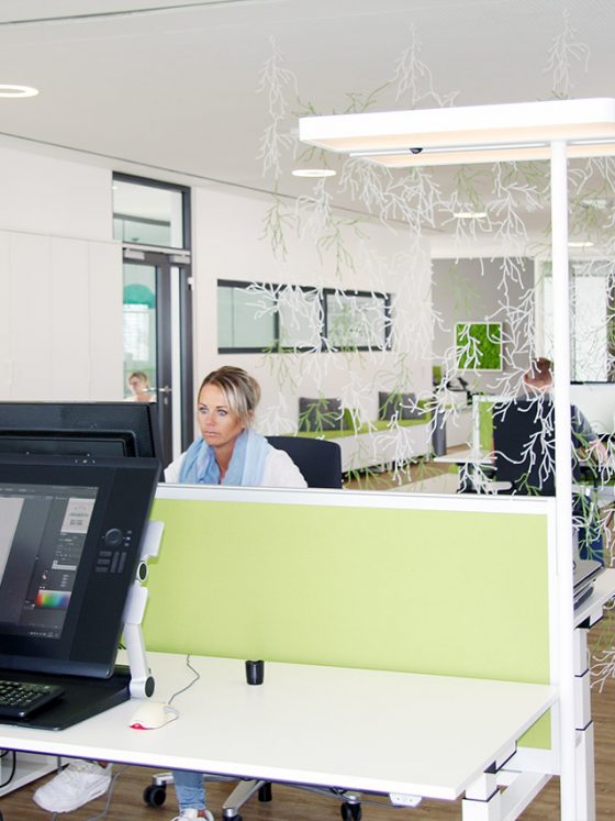 Moderne Büroeinrichtung im Büro von Designscape