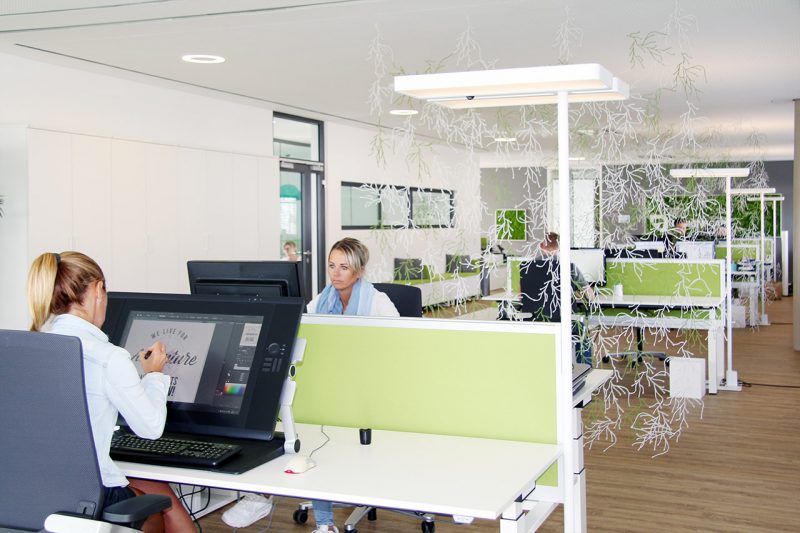 Moderne Büroeinrichtung im Büro von Designscape