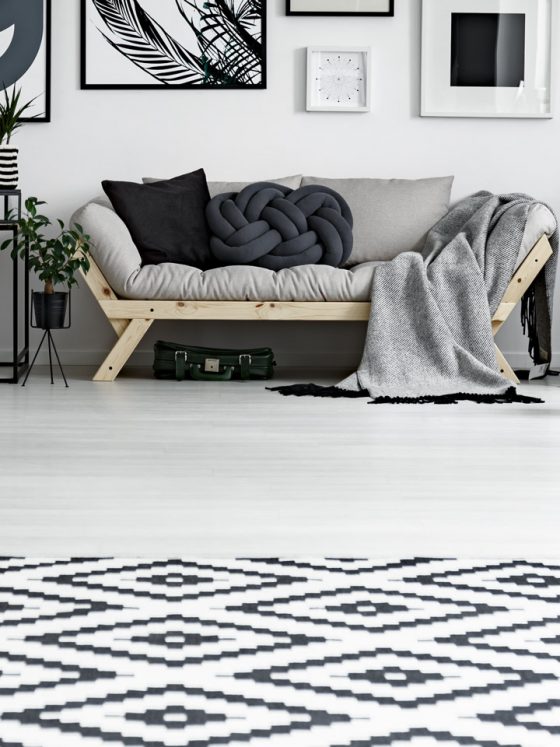 Moderner Teppich schwarzweiß