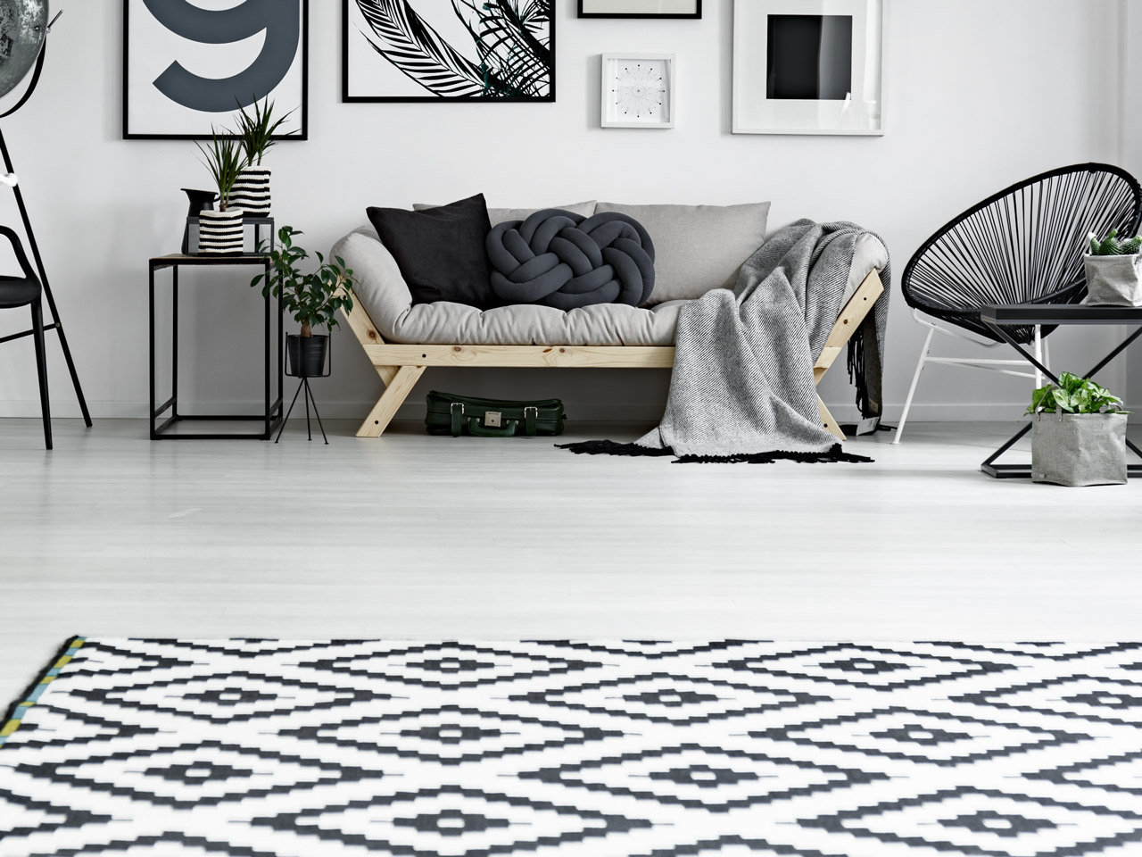 Moderner Teppich schwarzweiß