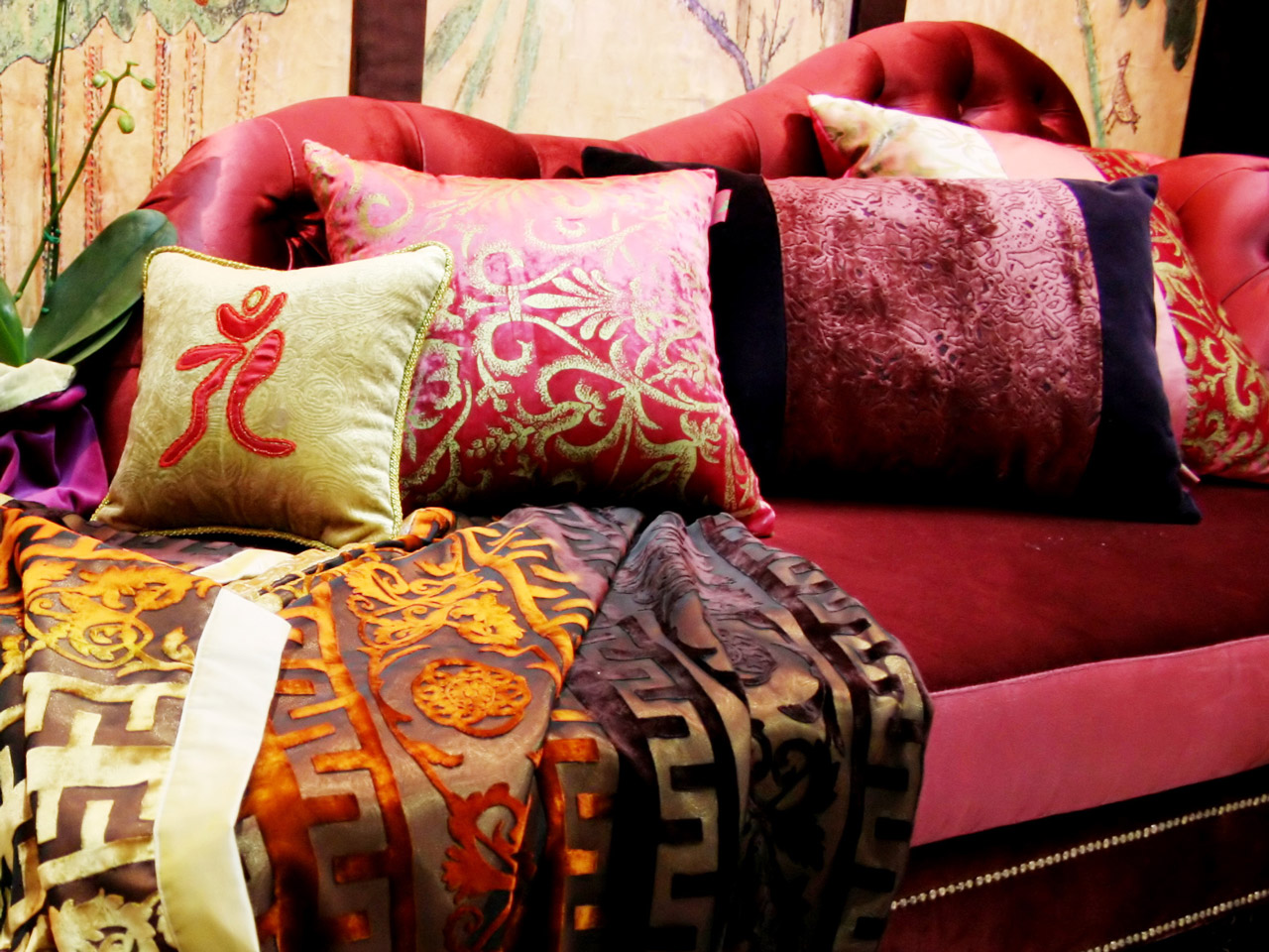 Orientalisches Schlafzimmer mit bunten Kissen und Stoffen