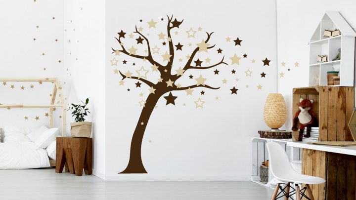 Wandtattoo Baum mit Sternen im Kinderzimmer