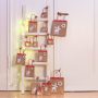 Adventskalender aus Tüten an einer Leiter befestigt