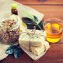 Selbstgemachte Seife mit Blüten