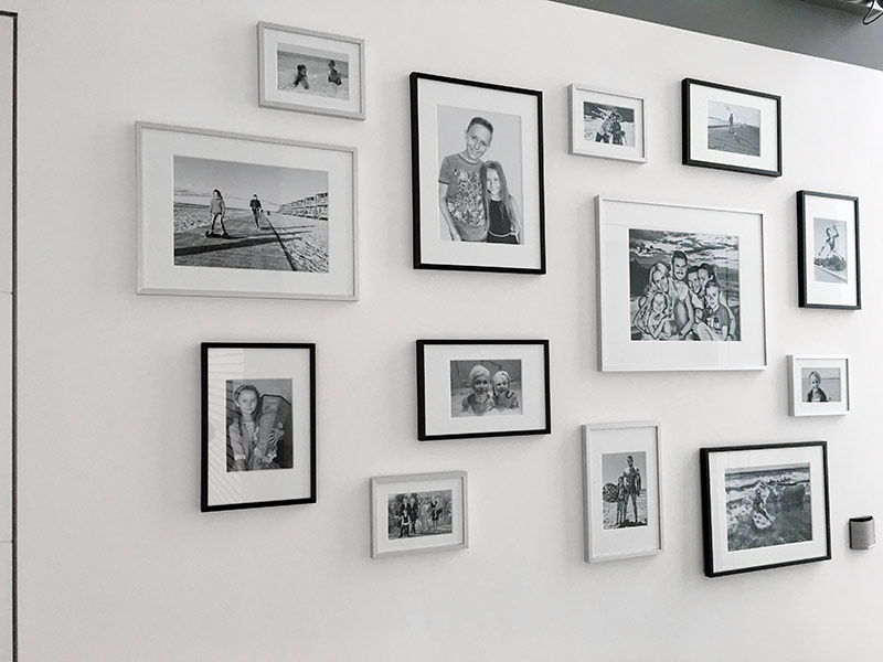 Anordnung der Bilderwand mit Familienfotos