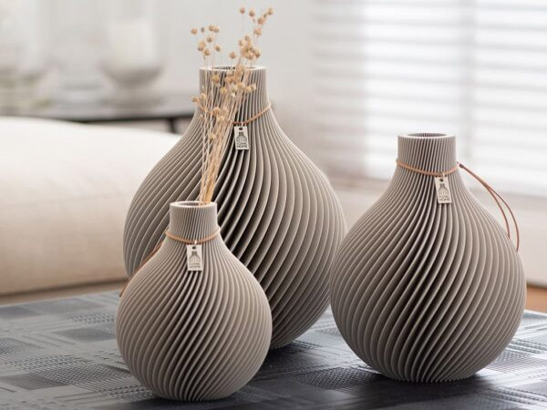 Beige Vasen in Kugelform von ICONIC HOME